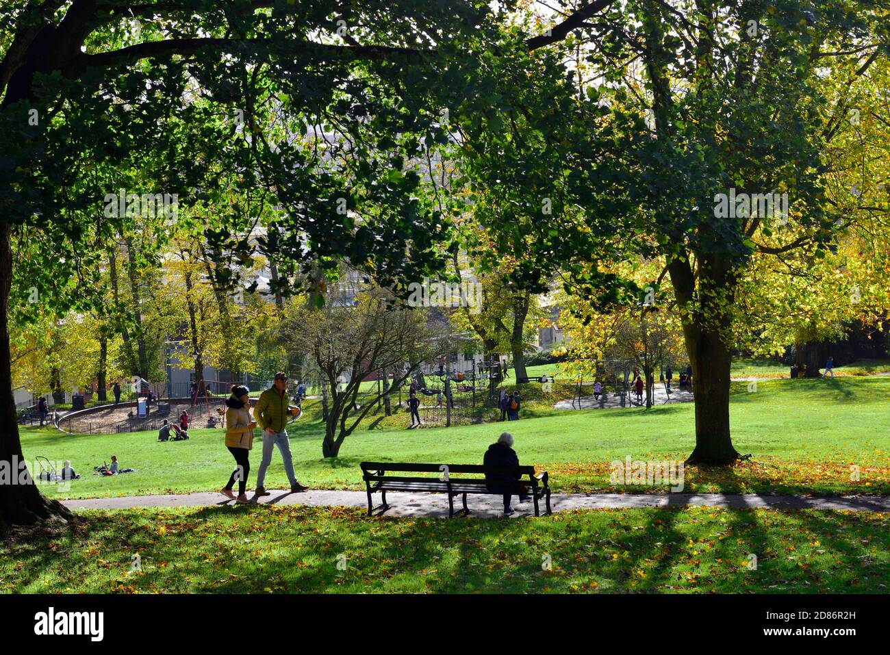 Im Herbst können die Leute spazieren gehen, sitzen und sich entspannen oder die Kinder nutzen die Spielstadt Bristol, Brandon Hill Park, Großbritannien Stockfoto