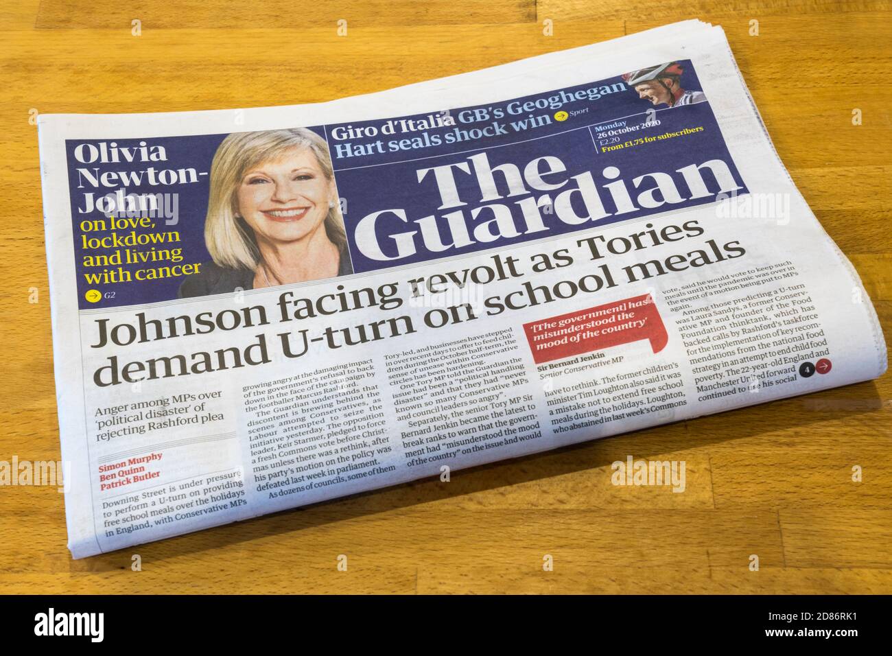 Guardian Headline lautet: "Johnson konfrontiert Revolte, wie Tories U-Turn auf Schulmahlzeiten fordern". Stockfoto