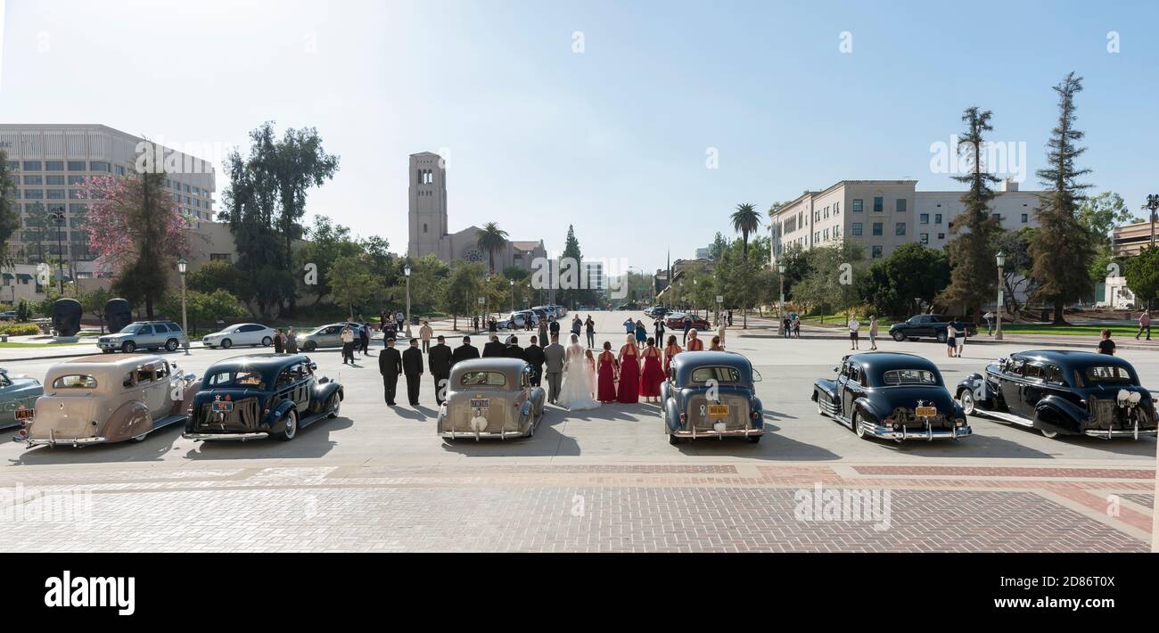 Pasadena USA - 4. Oktober 2015; Blick über und durch breite Straßen der Stadt vom Rathaus mit aufgereihten, amerikanischen Oldtimern dann Hochzeitsfeier und Reihe o Stockfoto