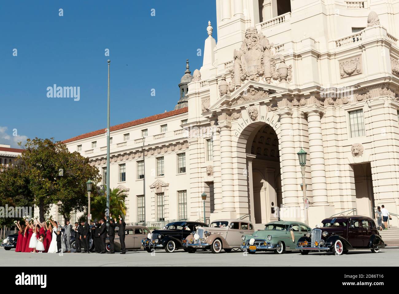 Pasadena USA - 4. Oktober 2015; Rathaus als Hintergrund mit aufgereihten, amerikanischen Oldtimern dann Hochzeitsfeier und Fotoreihe Stockfoto
