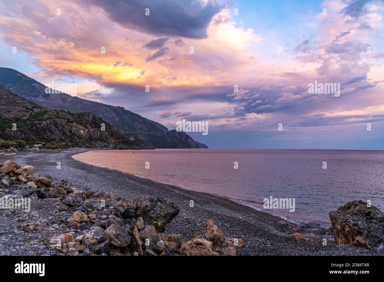 Sonnenuntergang am Strand von Sougia im Süden von Kreta, Griechenland, Europa Sonnenuntergang am Strand in Sougia, Kreta, Griechenland, Europa Stockfoto