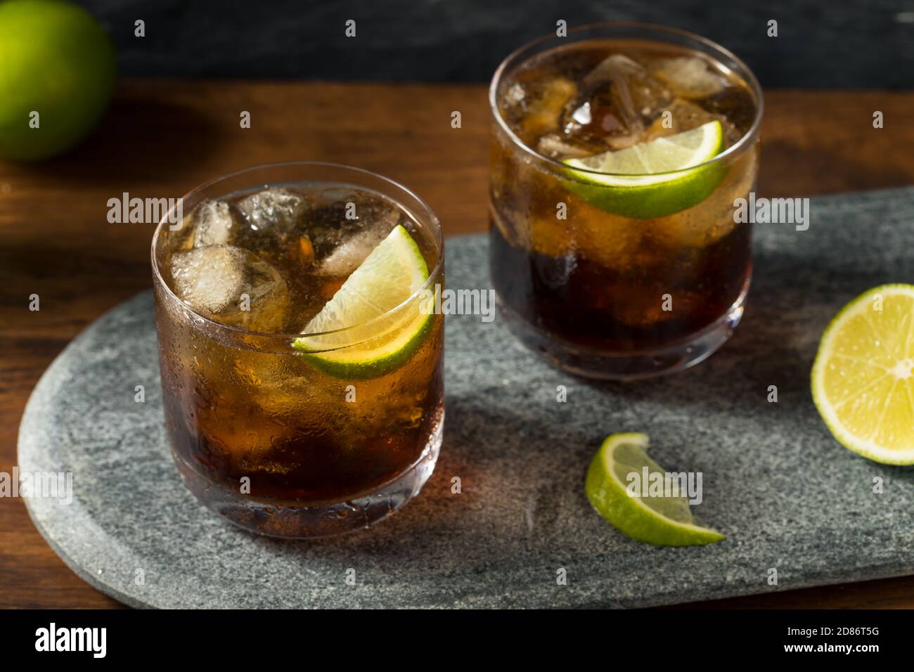 Erfrischender Cuba Libre Cocktail mit Rum und Limette Stockfoto