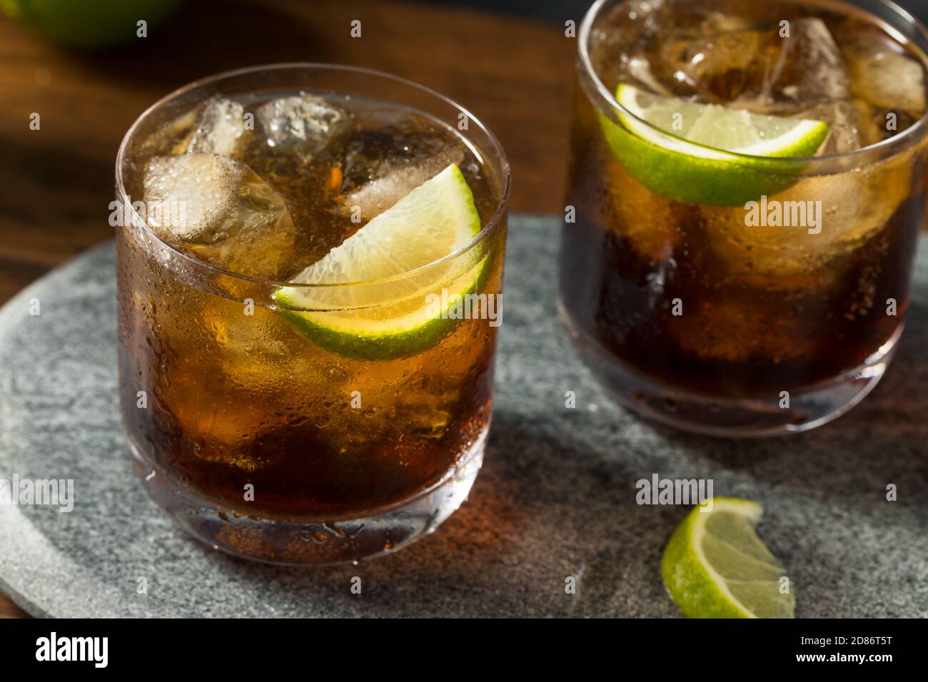 Erfrischender Cuba Libre Cocktail mit Rum und Limette Stockfoto
