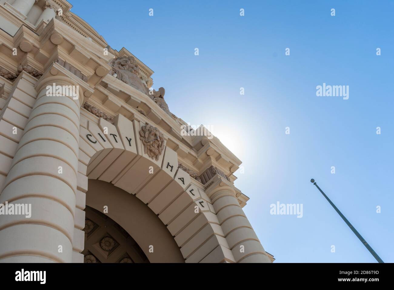 Blick auf Bogen und Zeichen für Rathaus in Mediterranean Revival und Spanish Colonial Revival Stil in Pasedena USA. Stockfoto