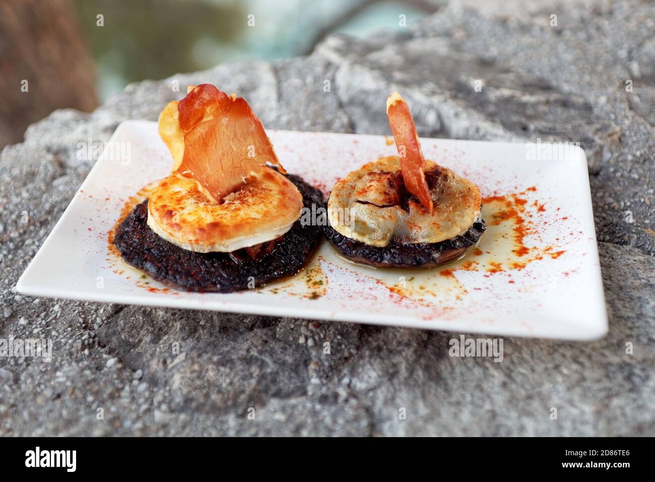 portobello Pilz gefüllt mit Ziegenkäse Stockfoto