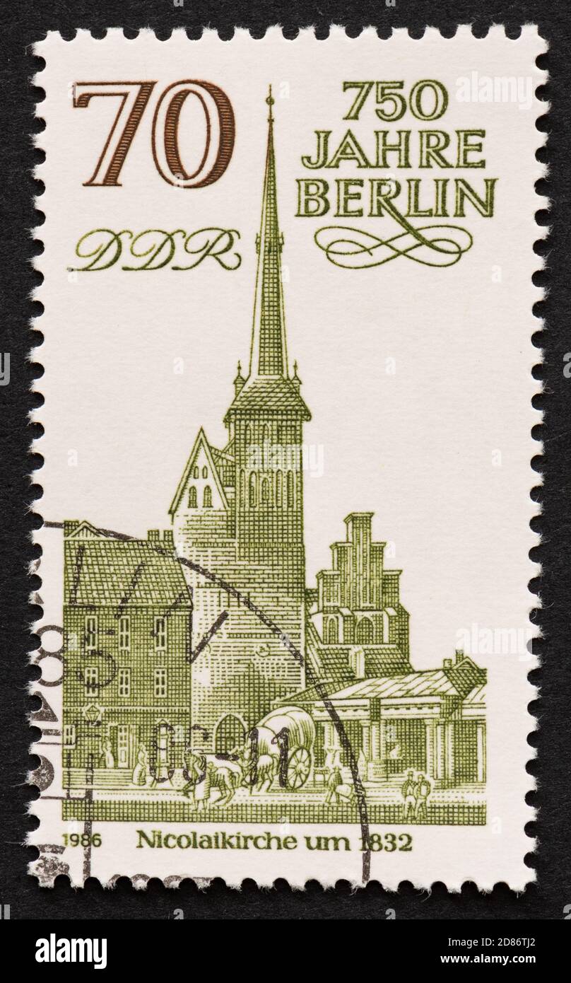 750-jähriges Jubiläum der Berliner DDR Briefmarke ausgegeben 1986 zeigt Nicolai Kirche Stockfoto