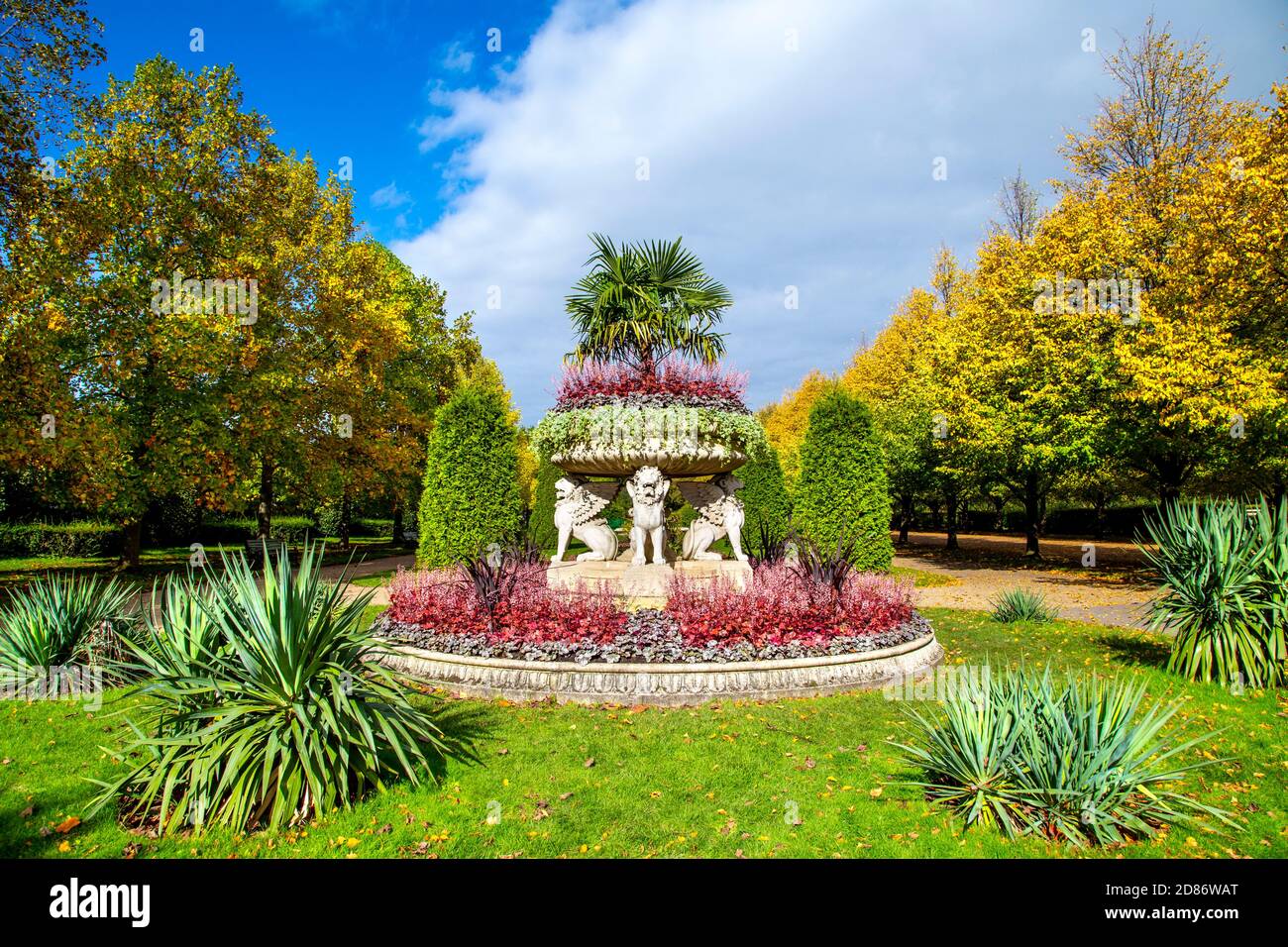 Griffin Tazza (Löwenvase) in den Englischen Gärten des Regent's Park, London, Großbritannien Stockfoto