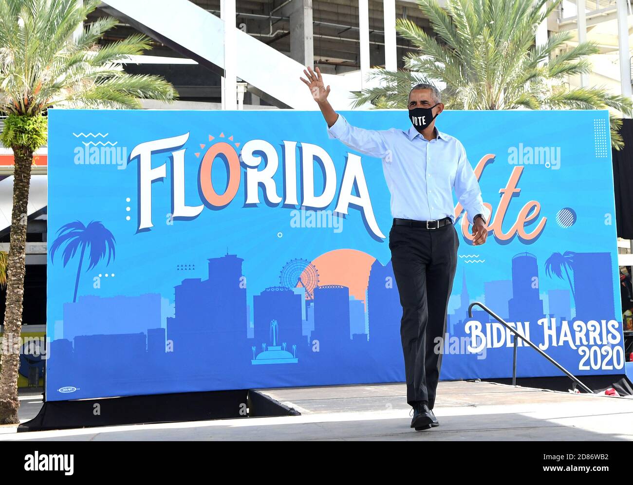 27. Oktober 2020 - Orlando, Florida, USA - der ehemalige US-Präsident Barack Obama winkt, als er die Bühne nimmt, um den demokratischen Präsidentschaftskandidaten Joe Biden während einer Drive-in-Kundgebung am 27. Oktober 2020 in Orlando, Florida zu unterstützen. Obama kämpft für seinen ehemaligen Vizepräsidenten vor der Wahl am 3. November. (Paul Hennessy/Alamy) Stockfoto