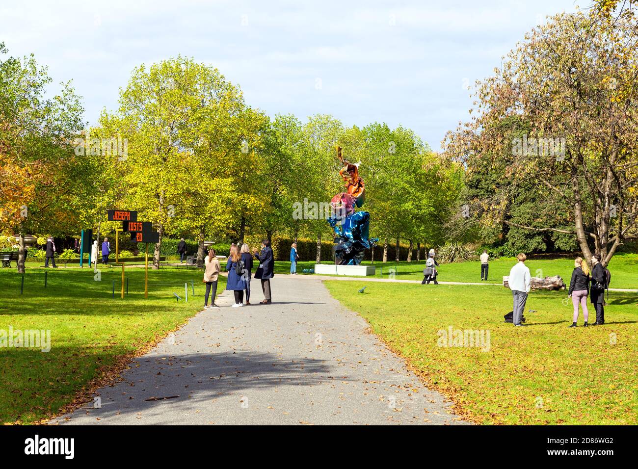 Besucher der Frieze Sculpture 2020 im Regent's Park, London, Großbritannien Stockfoto