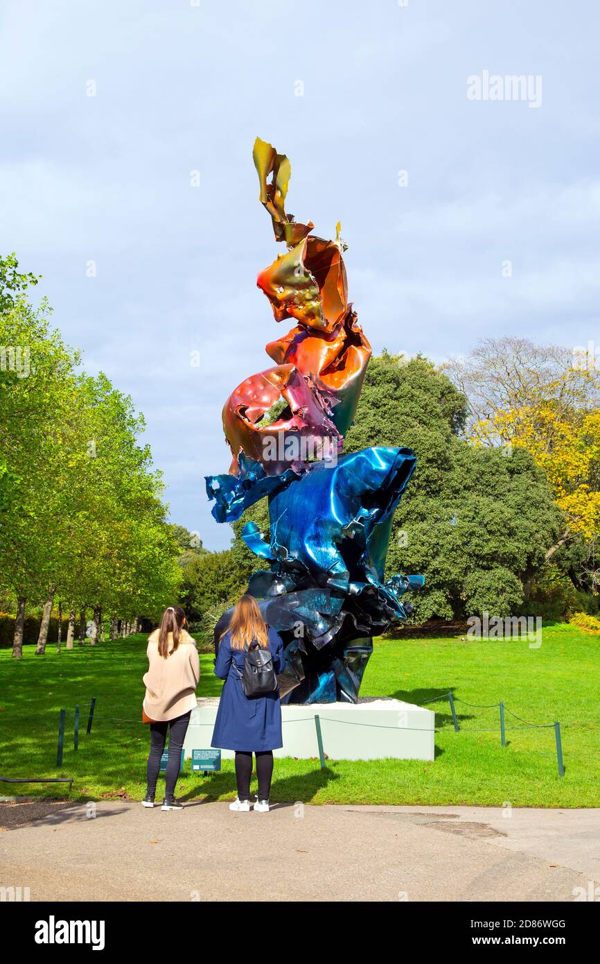 Besucher der Frieze Sculpture 2020 im Regent's Park, London, Großbritannien, die Skulptur "Lupine Tower" von Arne Quinze Stockfoto
