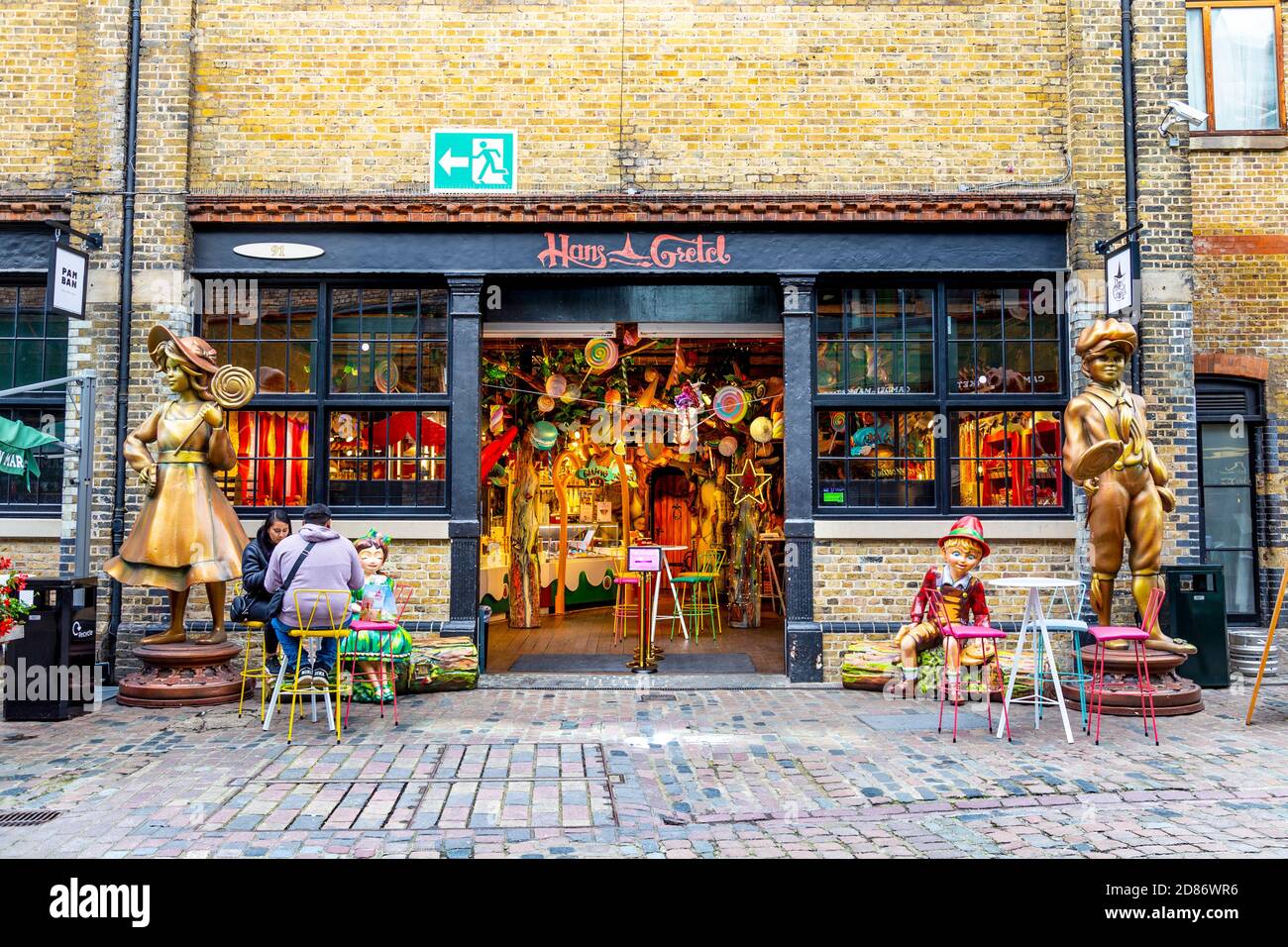 Außenansicht von Hans & Gretel märchenhaft inspiriertes Café in Camden Market, London, Großbritannien Stockfoto