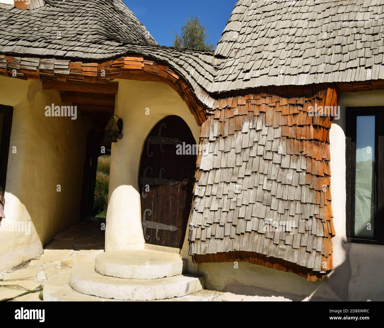 Fairy Valley Clay Castle, Fairy Valley, Hobbit Castle in Siebenbürgen aus Lehm und Sand gebaut. Architektonische Details Stockfoto