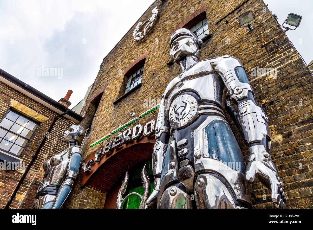 Cyberdog Shop in Camden Market - Bekleidung für Raver und alternative Subkulturen, London, UK Stockfoto