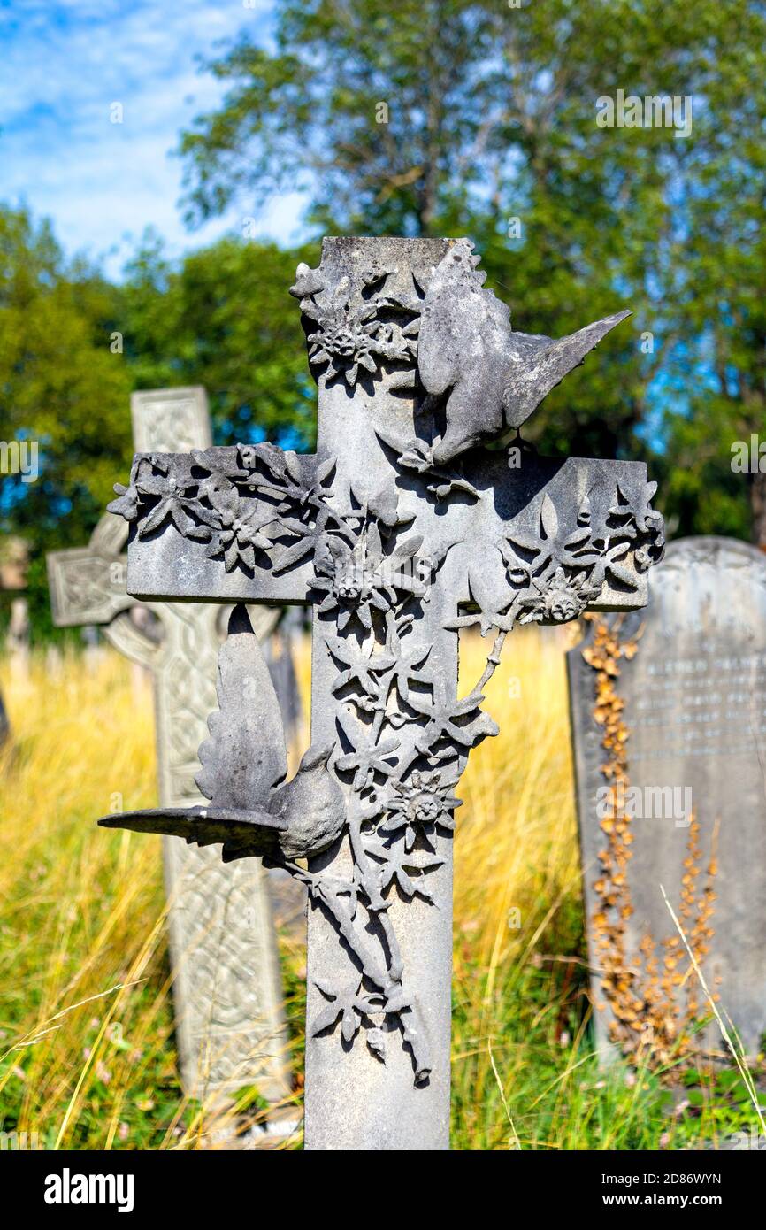 Verzierte Kreuz mit Vögeln und Blumen auf dem Vicotrian West Norwood Cemetery, London, UK Stockfoto