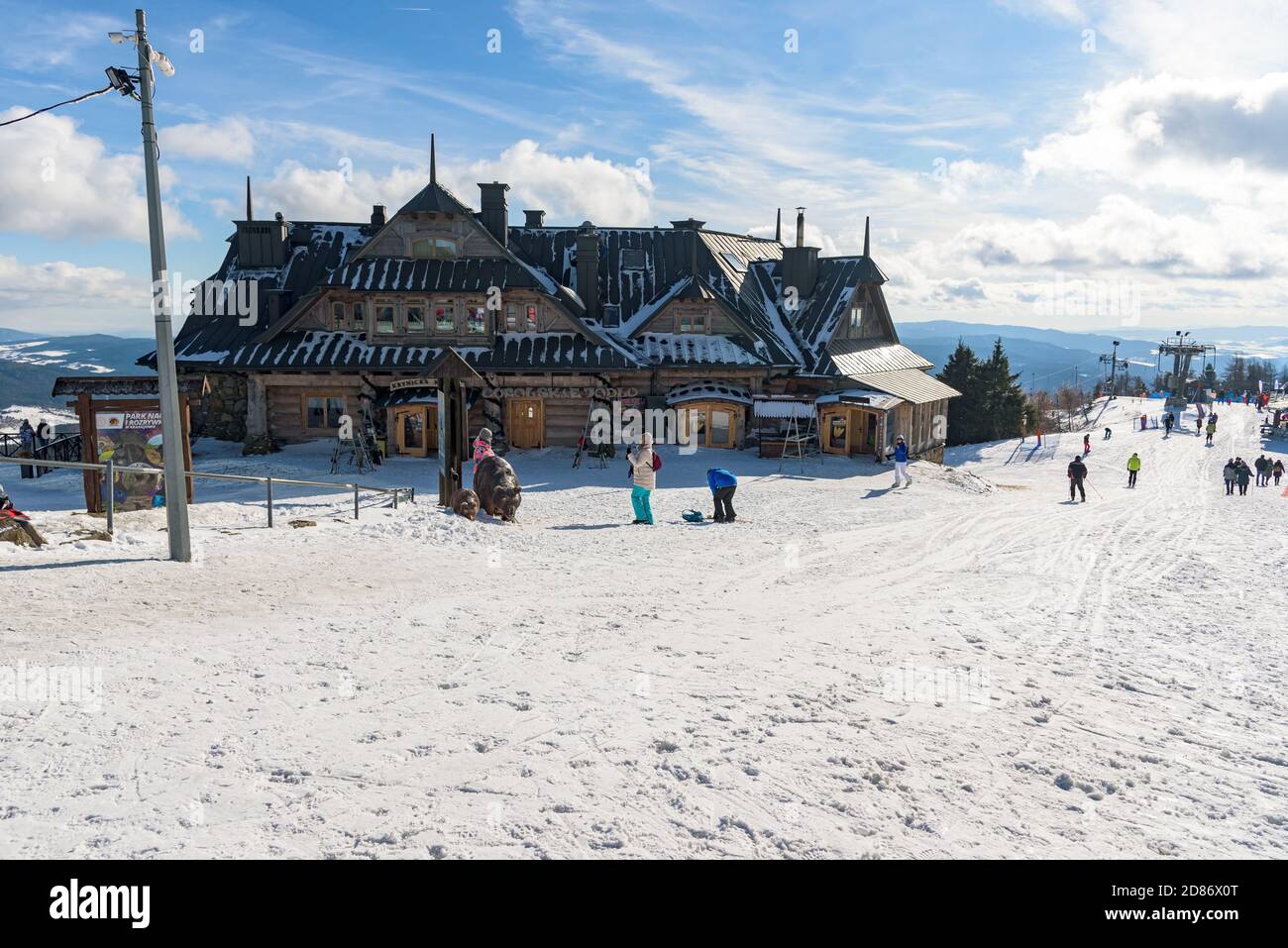 Krynica Zdroj, Polen - 30. Januar 2020: Touristen und Skifahrer besuchen den Gipfel des Berges Jaworzyna Krynicka an sonnigen Tagen Stockfoto