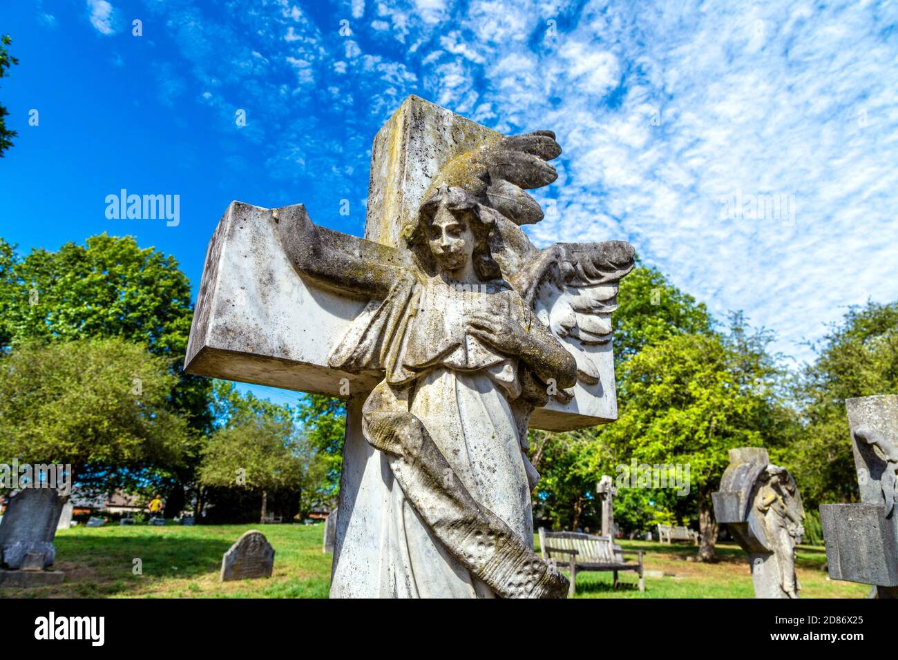 Skulptur eines Engels auf einem Kreuz auf dem West Norwood Cemetery, London, Großbritannien Stockfoto