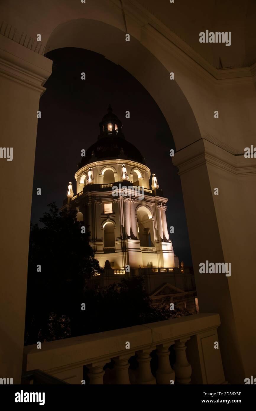 Turm und Kuppel aus der umliegenden Arkade Pasadena Rathaus in Mediterranean Revival und Spanish Colonial Revival Architectural Styles betont durch Nig Stockfoto