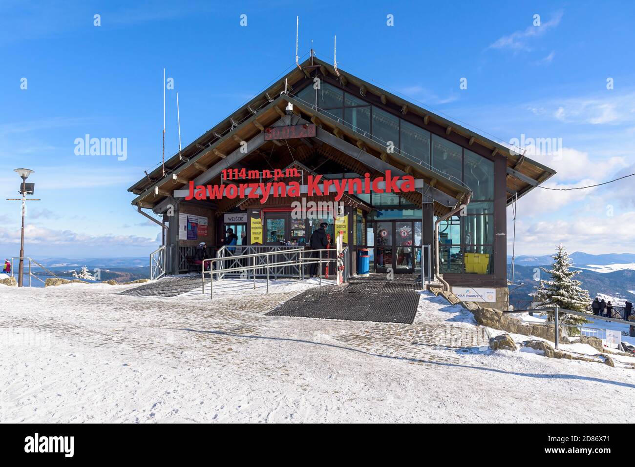 Krynica Zdroj, Polen - 30. Januar 2020: Skifahrer an der Bergstation des Skilifts im Skigebiet Jaworzyna Krynicka an sonnigen Tagen Stockfoto