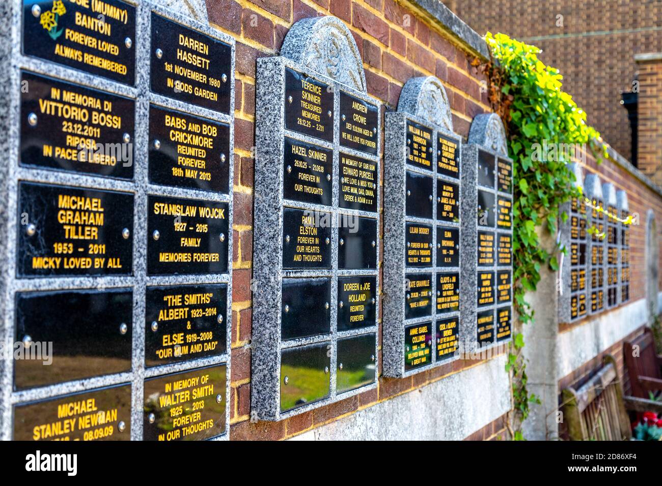Namensschilder an der Wand des Cloister Garden auf dem West Norwood Cemetery, London, Großbritannien Stockfoto