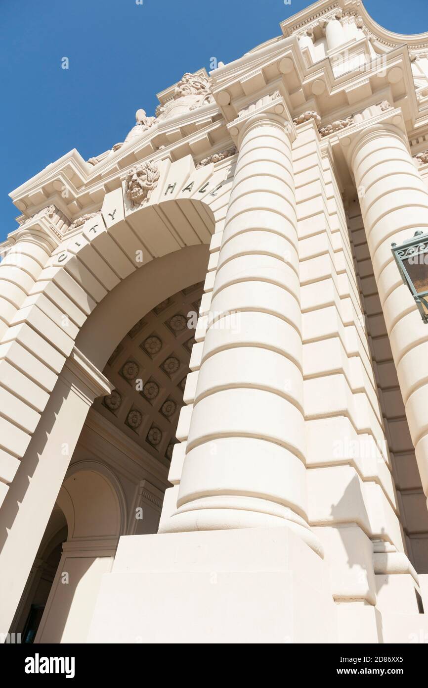 Pasadena City Hall in Mediterranean Revival und Spanish Colonial Revival Stile architektonisch reich verzierten Haupteingang Ost Turm und Stufen niedrig Winkel vi Stockfoto