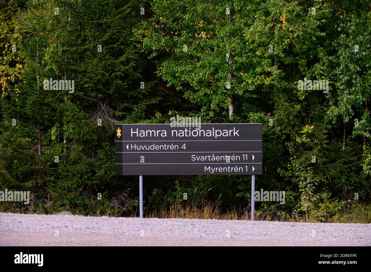 Straßenschild zu den Eingängen des Hamra National Park, Schweden Stockfoto