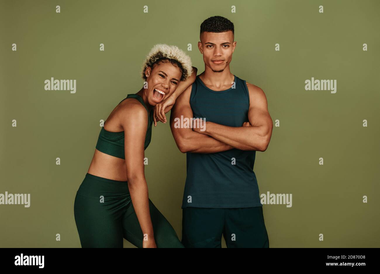 afroamerikanischer Mann und Frau in Fitnesskleidung stehen zusammen. Fitnesspaar, das sich nach dem Training entspannt und Spaß hat. Stockfoto