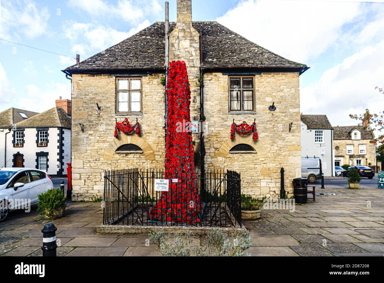 Mitglieder des Eynsham-Zweiges des West Oxfordshire Women’s Institute haben einen Mohn-Quilt angefertigt, der auf dem Dorfplatz ausgestellt ist. Erinnerung Stockfoto