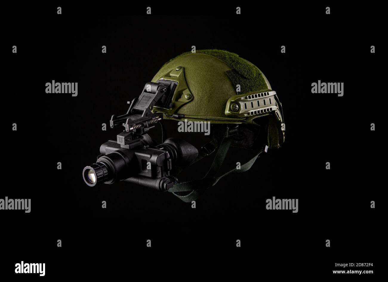Nachtsichtgerät am Helm befestigt. Ein spezielles Gerät für die Beobachtung im Dunkeln. Ausrüstung für Militär, Polizei und Spezialeinheiten. Stockfoto