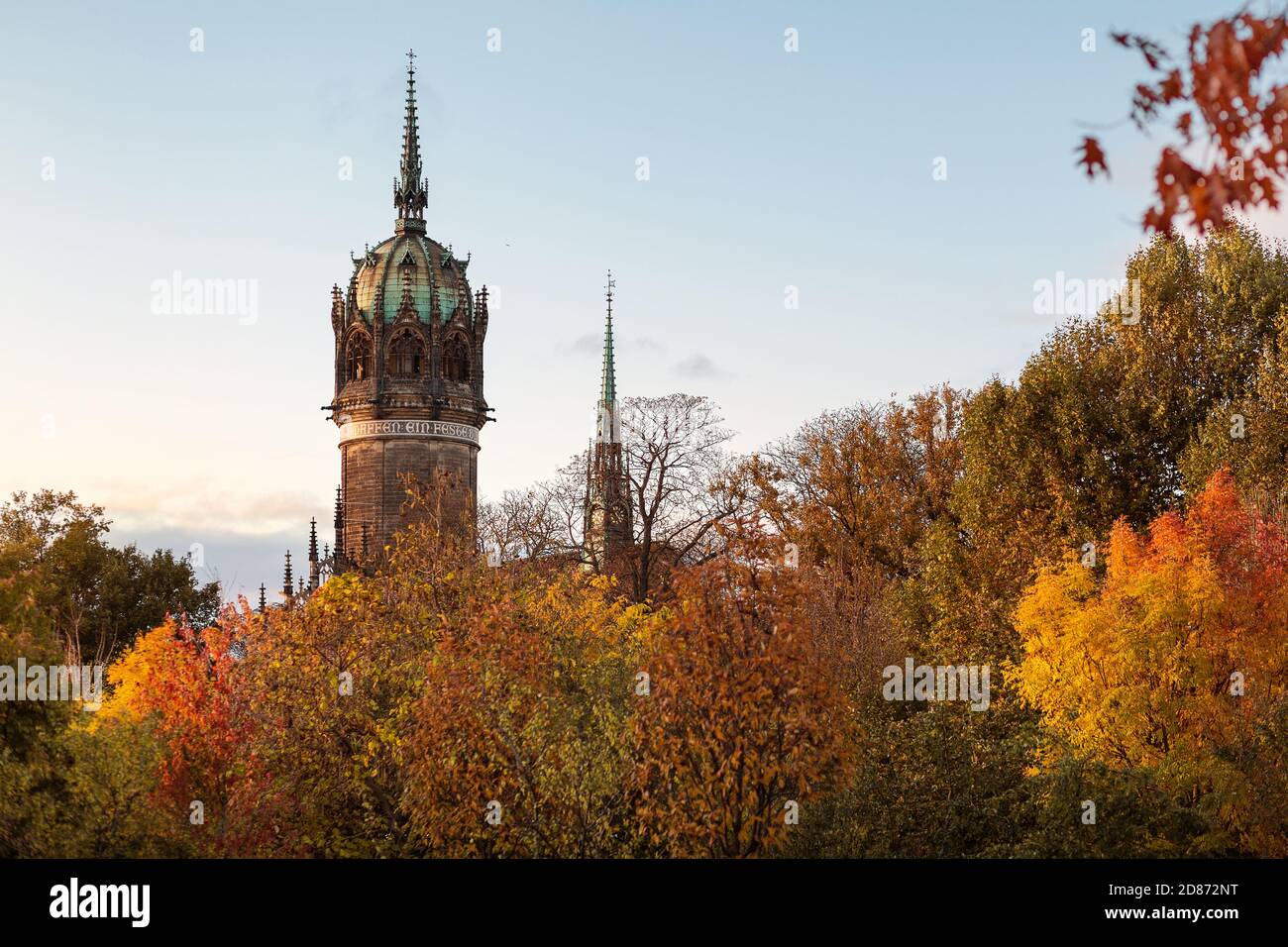 Historische Schlosskirche Wittenberg im Herbst Stockfoto
