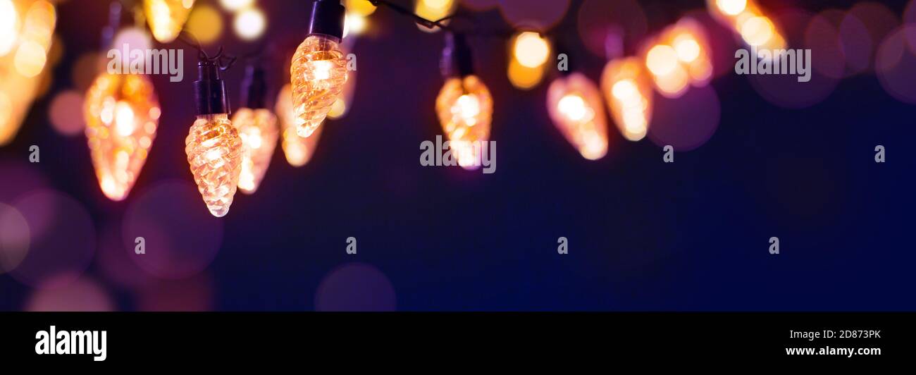 Feiertagsbeleuchtung und Wunderkerzen - weihnachtsgirlande Bokeh Lichter über Blauer Hintergrund Stockfoto