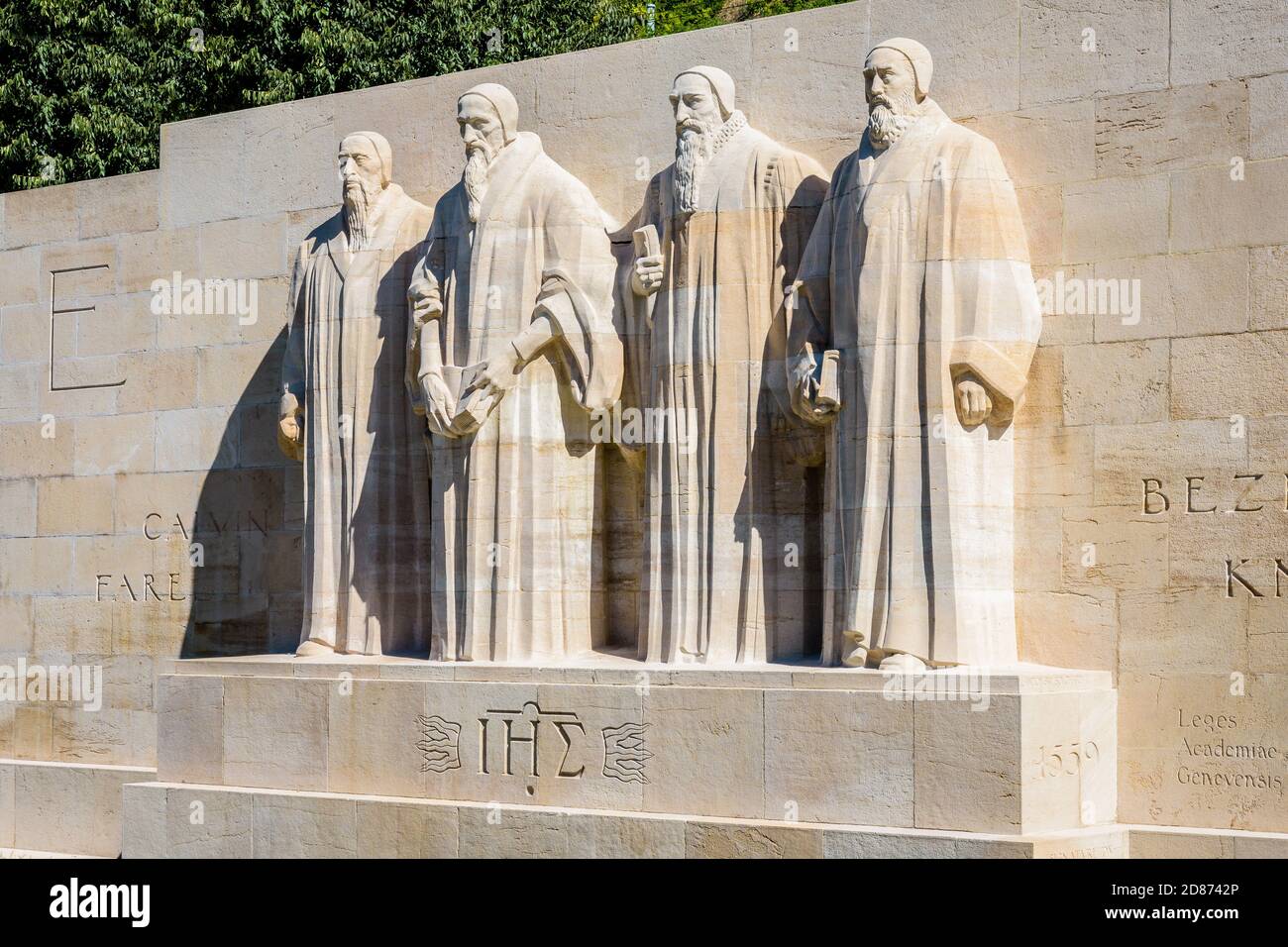Die vier Statuen im Zentrum der Reformationsmauer in Genf, Schweiz, die Johannes Calvin und die Hauptvertreter des Calvinismus darstellen. Stockfoto