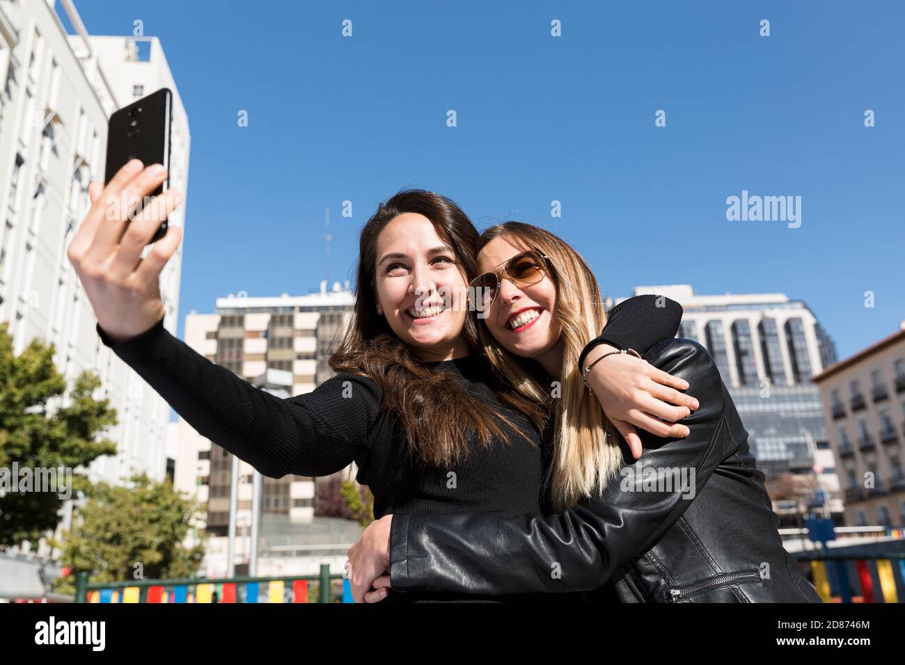 Ein paar lächelnde Freunde, die ein Selfie in der Stadt machen. Stockfoto