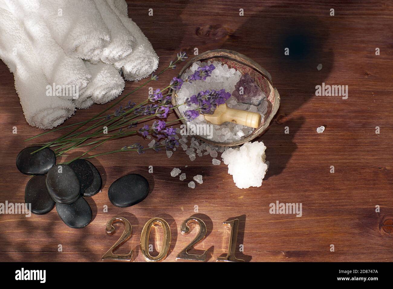 Basaltsteine für heiße Massage und Spa Set mit Lavendel neben Goldnummern 2021. Stockfoto