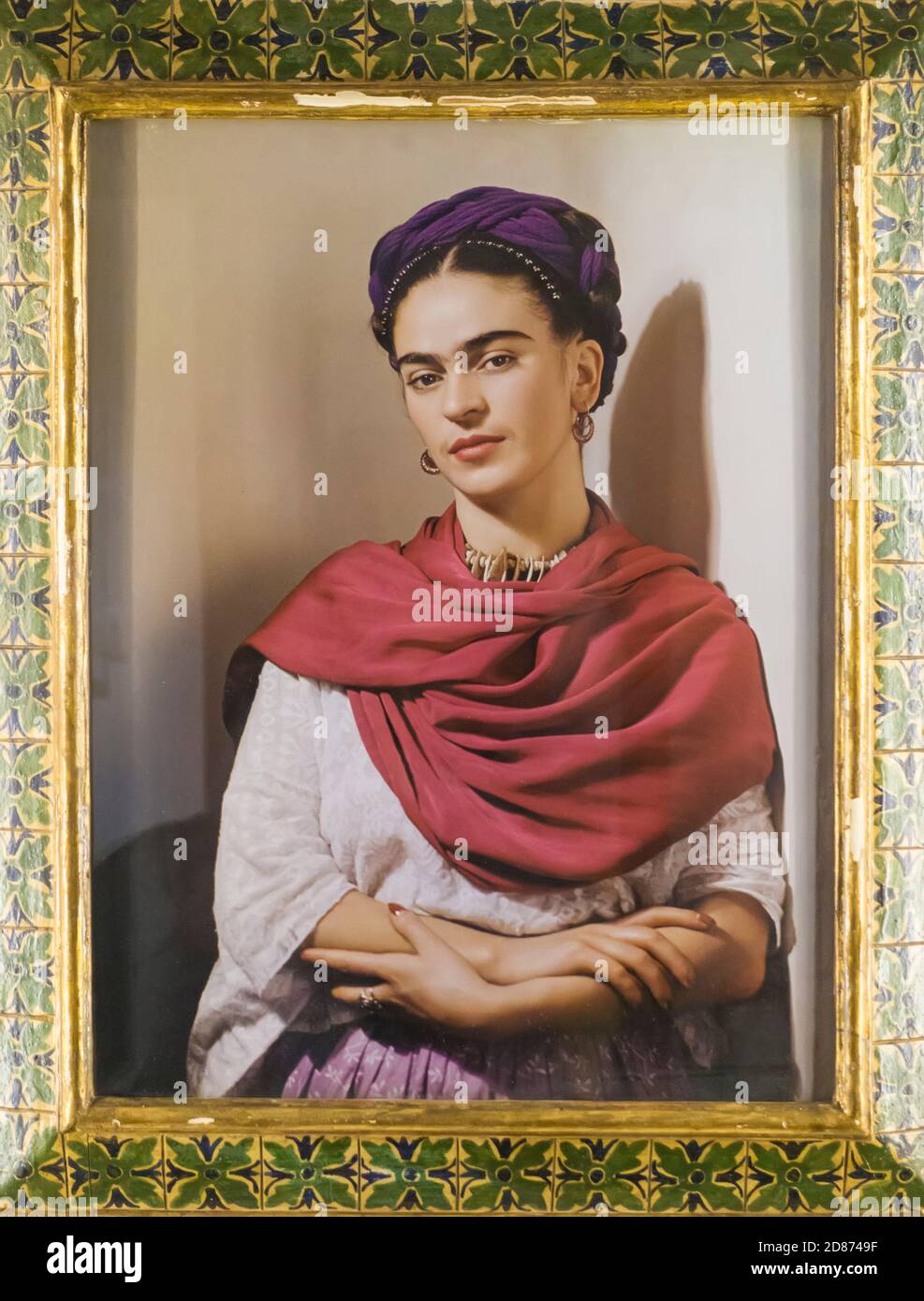 Nicolas Murays ikonisches Foto der mexikanischen Künstlerin Frida Kahlo wird im Casa Azul (Blaues Haus) Coyoacan, Mexiko-Stadt, Mexiko ausgestellt Stockfoto