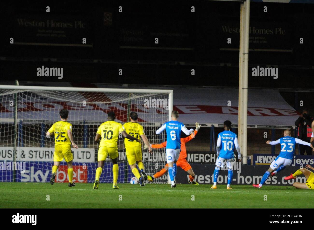 Peterborough, Cambridgeshire, Großbritannien. Oktober 2020. Peterboroughs Joe ward stellt seine Seite 2-1 während des Sky Bet League 1 Spiels zwischen Peterborough und Burton Albion in London Road, Peterborough am Dienstag, 27. Oktober 2020. (Kredit: Ben Pooley - MI News) Kredit: MI Nachrichten & Sport /Alamy Live Nachrichten Stockfoto