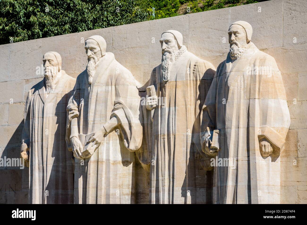 Die vier Statuen im Zentrum der Reformationsmauer in Genf, Schweiz, die Johannes Calvin und die Hauptvertreter des Calvinismus darstellen. Stockfoto