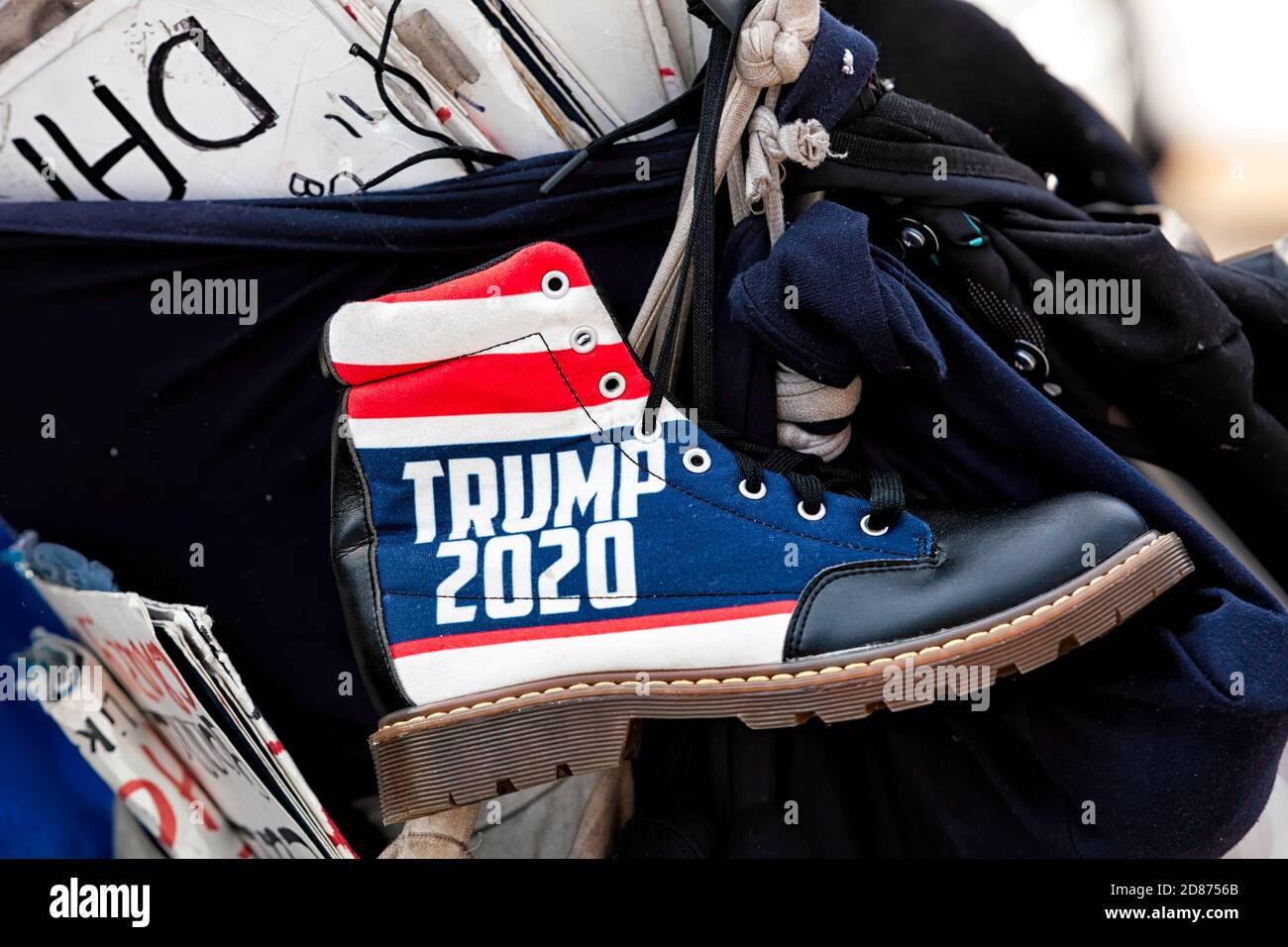 Trump Anhänger sammeln sich vor Walter Reed National Military Medical Center, während Trump mit covid-19t, Washington, DC, USA ins Krankenhaus eingeliefert wurde Stockfoto