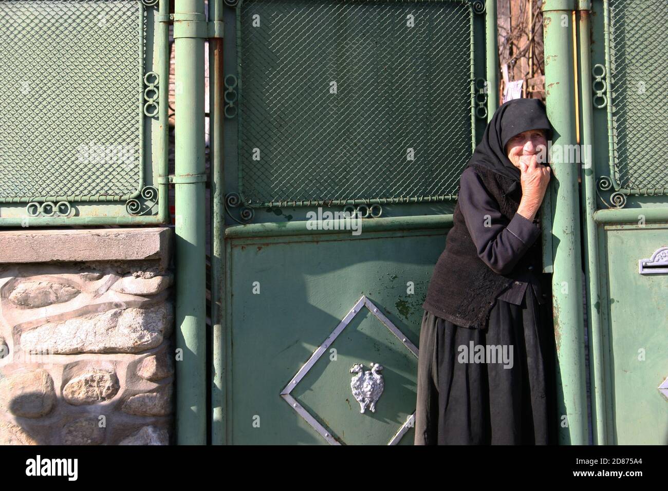 Porträt einer älteren Witwe ganz schwarz in Sibiu County, Rumänien Stockfoto