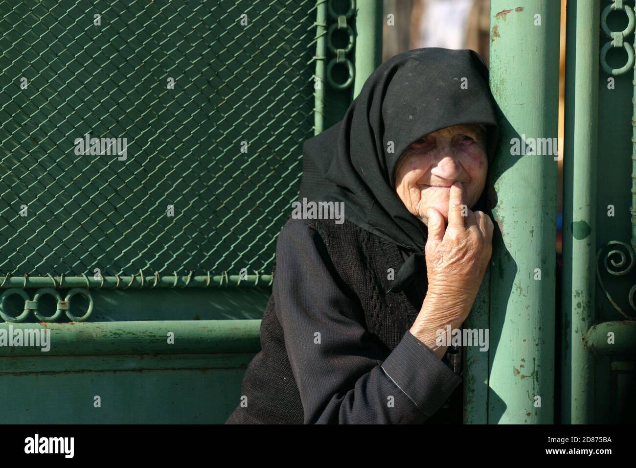 Porträt einer älteren Witwe ganz schwarz in Sibiu County, Rumänien Stockfoto
