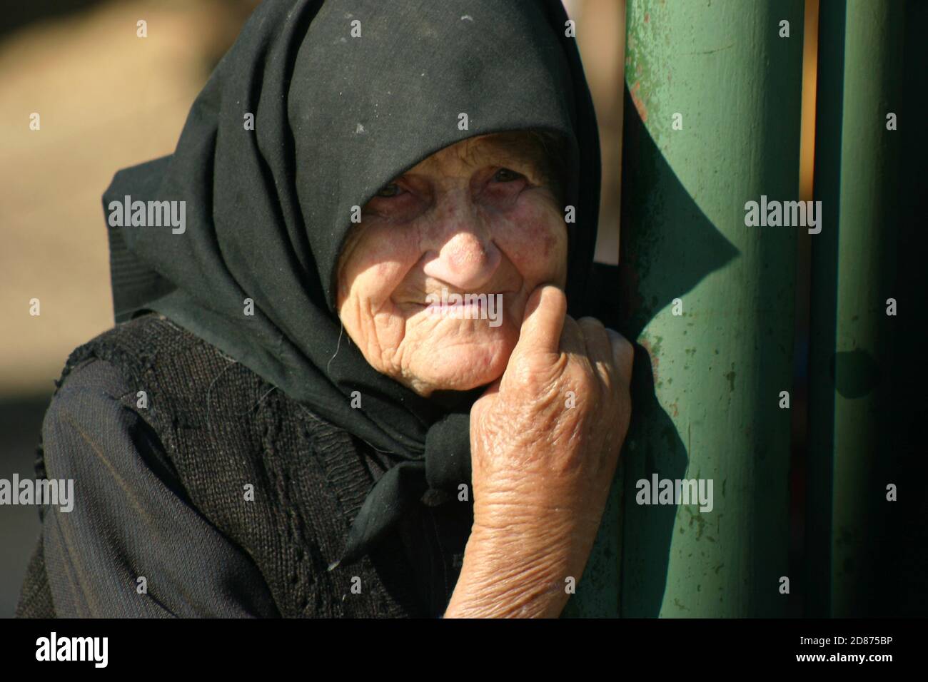 Porträt einer älteren Witwe ganz schwarz in Sibiu County, Rumänien Stockfoto