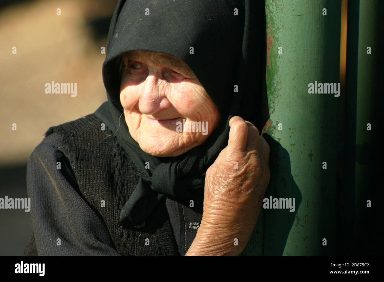 Porträt einer älteren Witwe ganz schwarz in Sibiu County, Rumänien Stockfoto