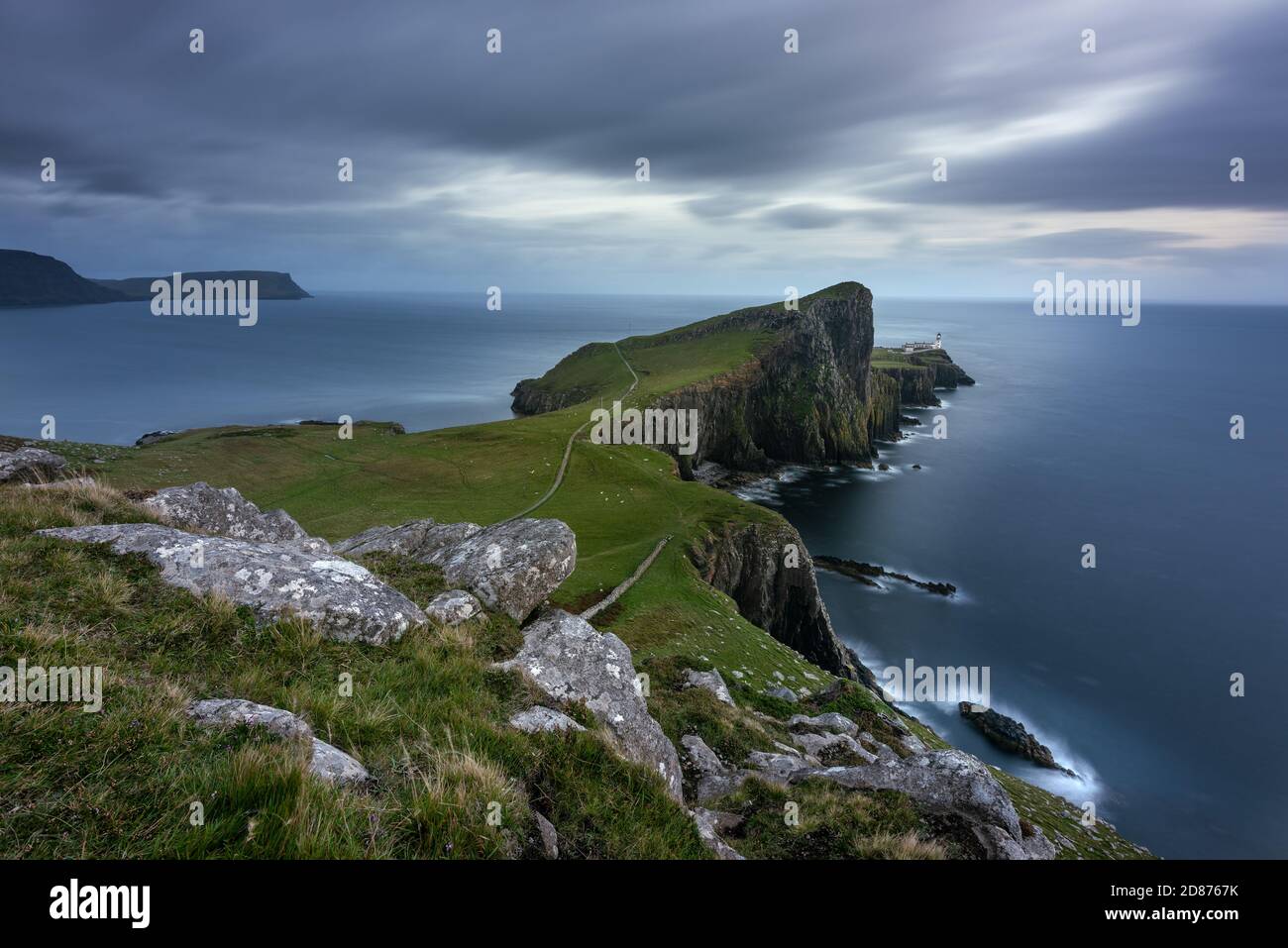 Dunkle und launische Sturmwolken über dem Leuchtturm von Neist Point auf der Isle of Skye. Stockfoto