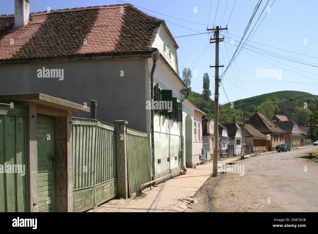 Gebäude entlang einer Straße in Ocna Sibiului, Sibiu County, Rumänien. Stockfoto