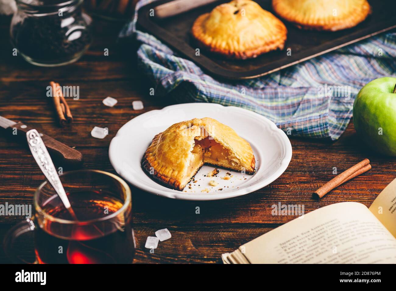 Gebackene mini apfelkuchen -Fotos und -Bildmaterial in hoher Auflösung ...