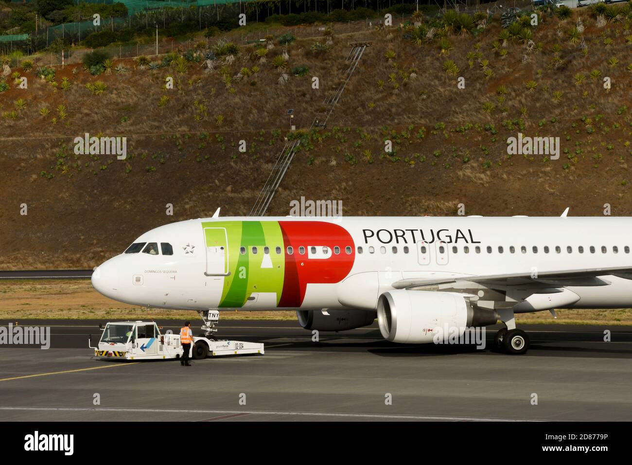 Funchal, Madeira, Portugal - September 2017: Nahaufnahme eines TAP Portugal Airbus A320-Flugzeugs, das vom Terminal zum Abflug vorbei geschoben wird Stockfoto