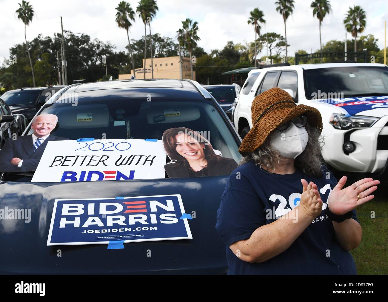 27. Oktober 2020 - Orlando, Florida, USA - die Menschen warten darauf, dass der ehemalige US-Präsident Barack Obama während einer Drive-in-Rallye am 27. Oktober 2020 in Orlando, Florida, zur Unterstützung des Präsidentschaftskandidaten Joe Biden spricht. Obama kämpft für seinen ehemaligen Vizepräsidenten vor der Wahl am 3. November. (Paul Hennessy/Alamy) Stockfoto