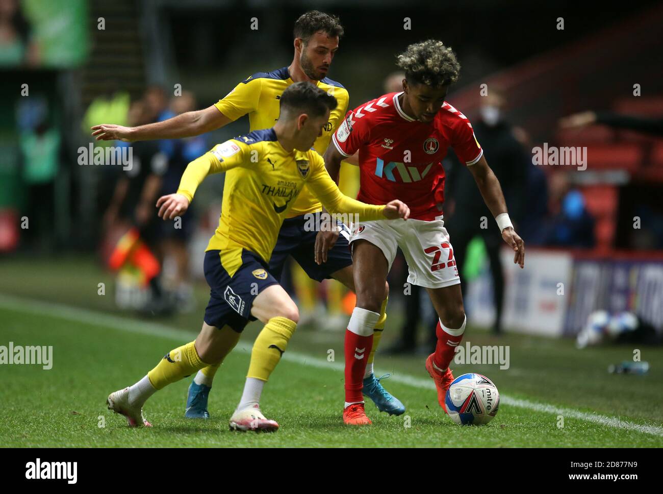 Charlton Athletic's Ian Maatsen (rechts) kämpft um den Ball mit Liam Kelly und Anthony Forde von Oxford United kämpfen um den Ball während des Sky Bet League One Matches im Valley, London. Stockfoto