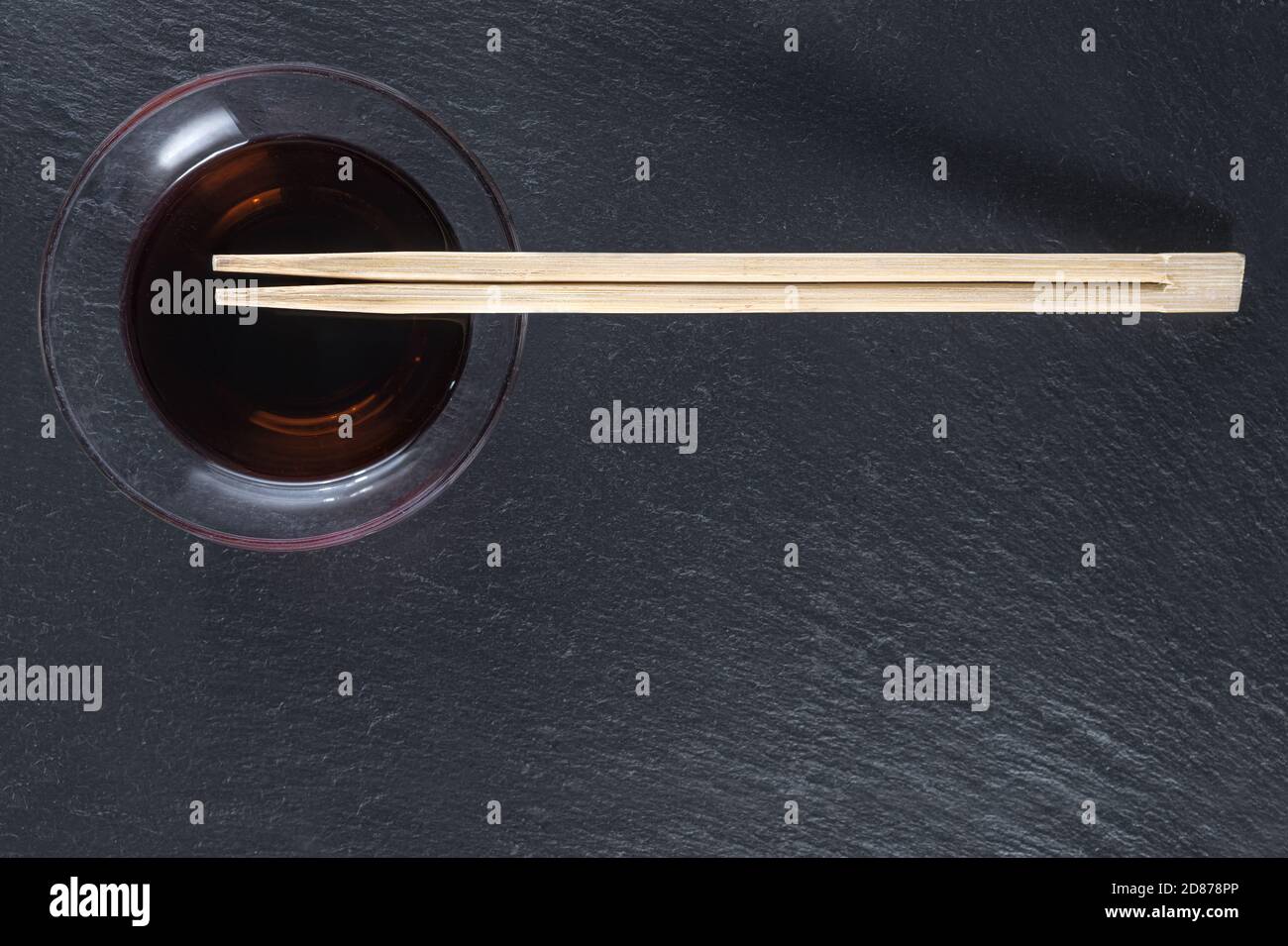 Sushi-Sticks und Sojasauce in einer Tasse. Flaches Layout. Leerzeichen für Text Stockfoto