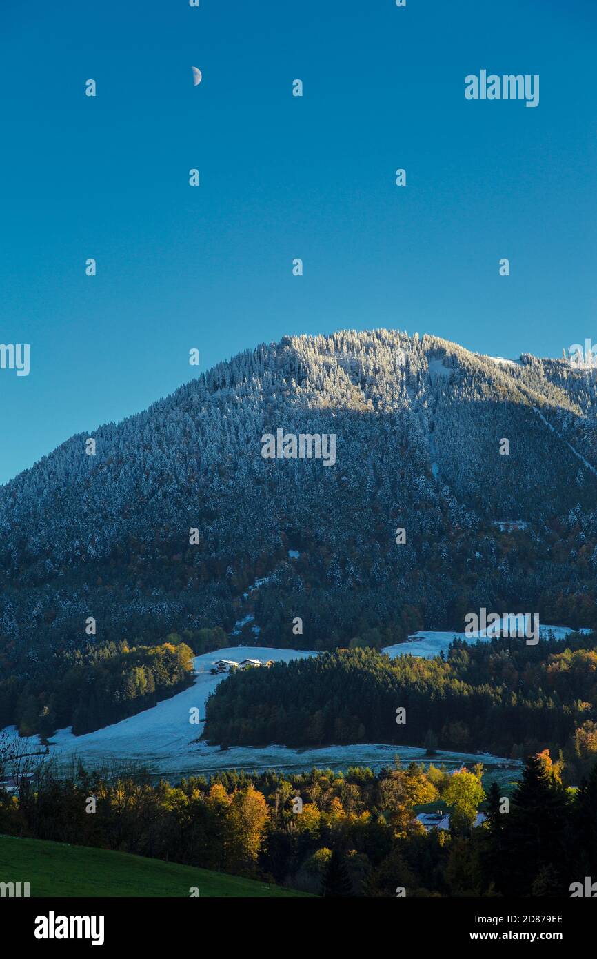 Landschaft mit schneebedeckten Berg und Halbmond Stockfoto