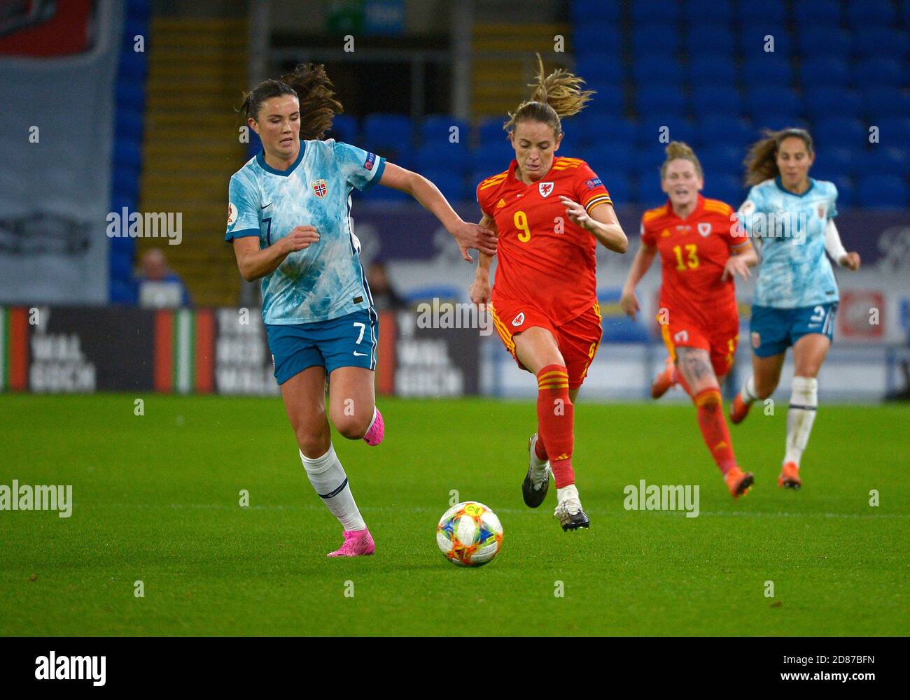 Andrew Dowling Photography, Fußball, UEFA Euro 22, Wales gegen Norwegen, Cardiff City Stadium, 27/10/20 Wales' Kayleigh Green und Norwegens Ingrid Engen Co Stockfoto